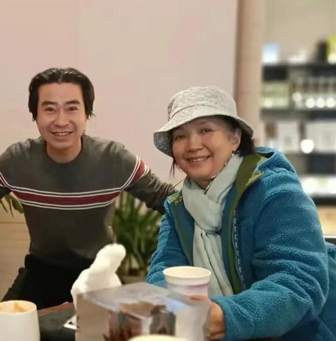 吕丽萍夫妇回国！62岁穿羊羔毛戴帽喝咖啡打扮洋气跟老公不搭调(图3)