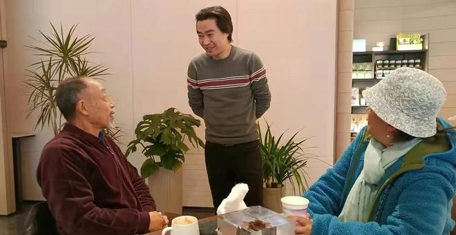 吕丽萍夫妇回国！62岁穿羊羔毛戴帽喝咖啡打扮洋气跟老公不搭调(图2)